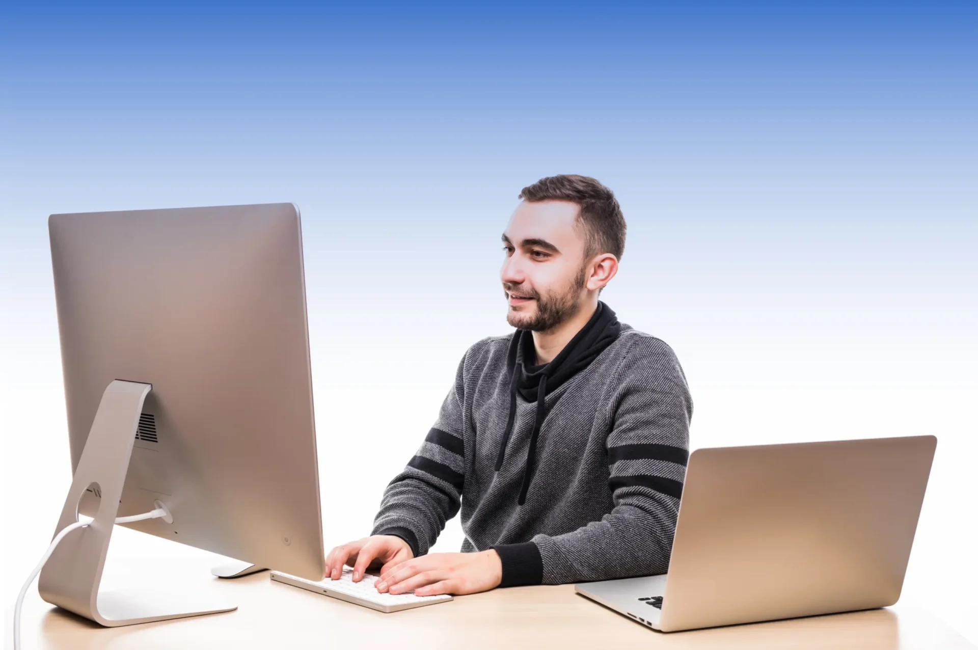 Bueromitarbeiter am pc hellblauer hintergrundwebp.webp