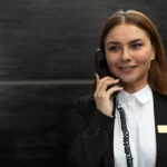 Empfangsdame am telefonieren nahaufnahme.webp