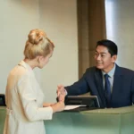 Gast unterschreibt beleg am empfang scaled.webp