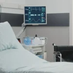 Leeres krankenbett mit ueberwachungsgeraeten scaled.webp