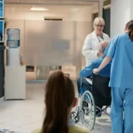Pfleger mit krankem im rollstuhl 1.webp