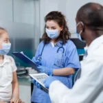 Aerzte mit krankem kind scaled e1742205297327.webp