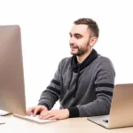 Bueromitarbeiter am pc.webp