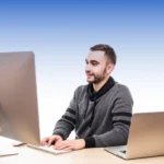 Bueromitarbeiter am pc hellblauer hintergrundwebp.webp