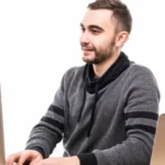 Bueromitarbeiter am pc mob 1 e1743159111377.webp