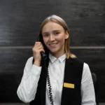 Empfangsdame am telefonieren 1 scaled e1742969417466.webp