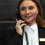 Empfangsdame am telefonieren nahaufnahme mob e1743159393575.webp