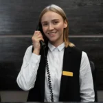 Empfangsdame am telefonieren scaled e1742969438118.webp