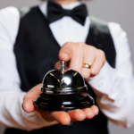 Empfangsdame mit glocke e1742969457292.webp