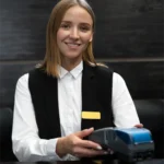Empfangsdame mit kartenlesegeraet scaled e1742969539720.webp