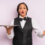 Freundlich erstaunte kellnerin mit tablett.webp