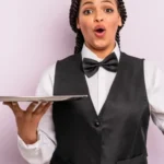 Freundlich erstaunte kellnerin mit tablett mob e1743159190174.webp