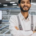 Froher mitarbeiter am fliessband mob e1743159291595.webp