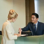 Gast unterschreibt beleg am empfang scaled e1742969524324.webp