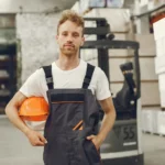Junger industriearbeiter scaled e1742205429178.webp