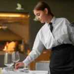 Kellnerin beim glaeser aufstellen 2 scaled e1741955544532.webp