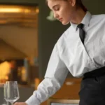 Kellnerin beim glaeser aufstellen mob e1743159654149.webp