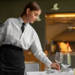 Kellnerin beim glaeser aufstellen scaled e1742207044832.webp