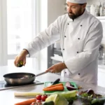 Koch mit gemuese und pfanne scaled e1742969512612.webp