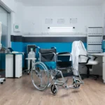 Leerer rollstuhl im untersuchungsraum scaled e1742207355654.webp