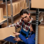 Mitarbeiterpaar im lagerbereich scaled e1742969314629.webp