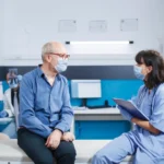 Patient im gespraech mit schwester scaled e1742207272892.webp