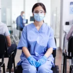 Pflegerin mit gesichstmaske scaled e1742207243350.webp