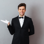 Freundlich laechelnder kellner e1742206979697.webp