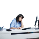 Nachdenkliche pflegerin vor dem pc ausschnitt scaled e1742207298707.webp